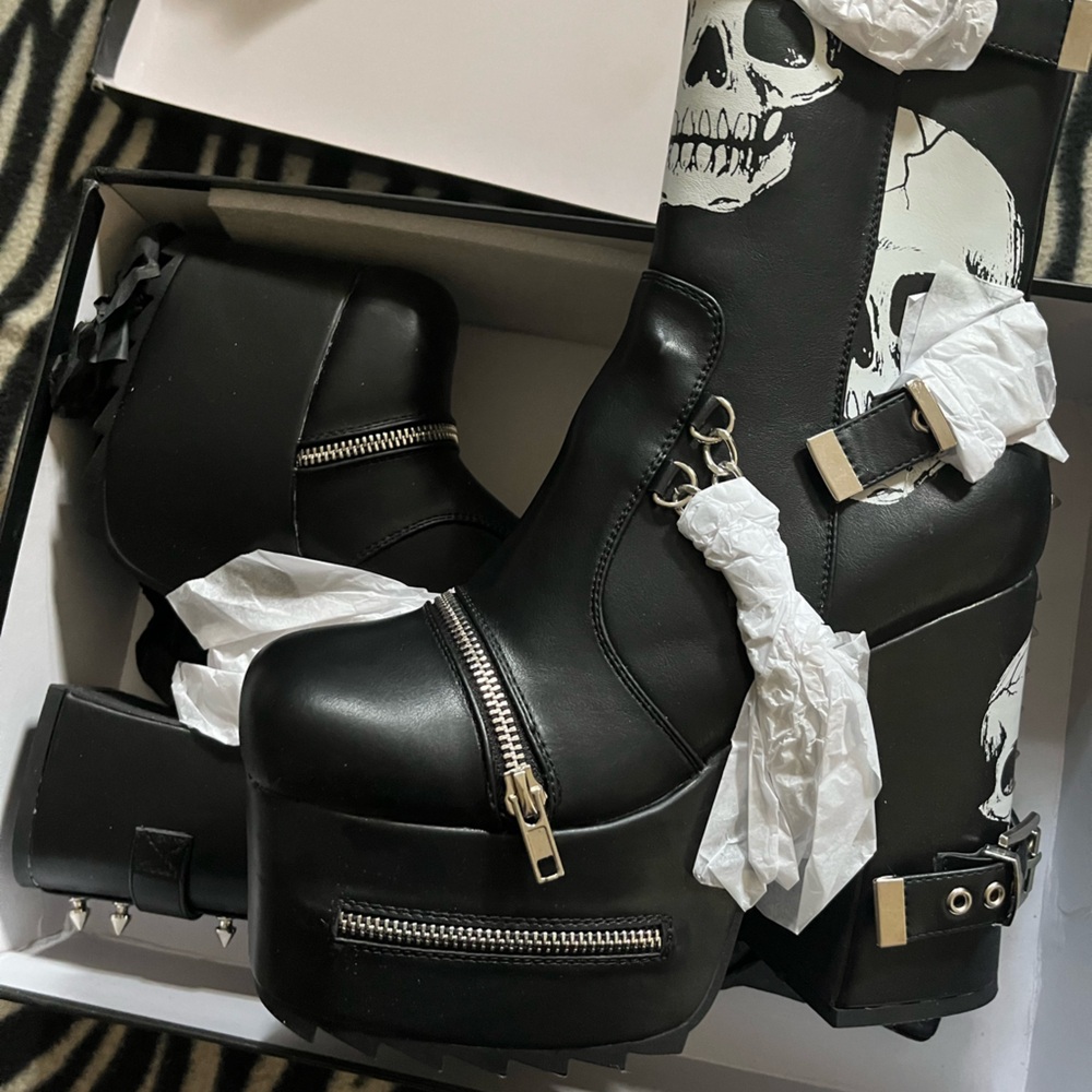 DOLLS KILL KILLER PLATFORM BOOTS